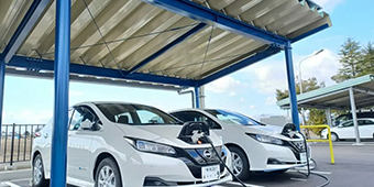 カーポート型太陽光発電設備が正式に稼働を開始しました