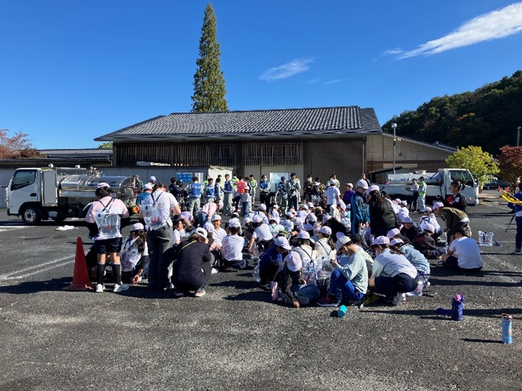 地元小学生100名以上が水道防災訓練に参加。